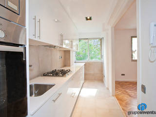 Reforma integral en calle Aribau de Barcelona, Grupo Inventia Grupo Inventia Modern kitchen Synthetic Brown