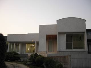 囲む家, Wats建築デザイン Wats建築デザイン Eclectic style houses