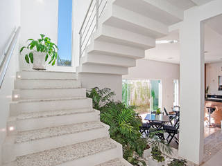 Casa 26, Patrícia Azoni Arquitetura + Arte & Design Patrícia Azoni Arquitetura + Arte & Design Couloir, entrée, escaliers modernes