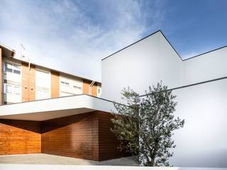 house 116, bo | bruno oliveira, arquitectura bo | bruno oliveira, arquitectura Rumah Modern Kayu White
