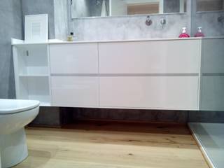 Baño realizado con tarima natural, novelty novelty Minimalistyczna łazienka