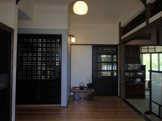 骨董建具の家, 大出設計工房 OHDE ARCHITECT STUDIO 大出設計工房 OHDE ARCHITECT STUDIO Classic style corridor, hallway and stairs