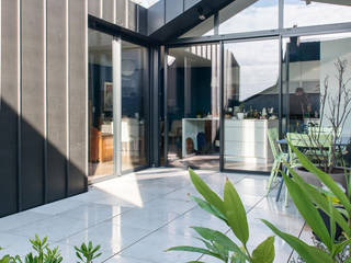 Back in Black - Extension et rénovation d'une maison individuelle, LAUS architectes LAUS architectes Modern balcony, veranda & terrace