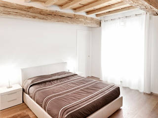 Appartamento in complesso restaurato, BRANDO concept BRANDO concept Phòng ngủ phong cách tối giản
