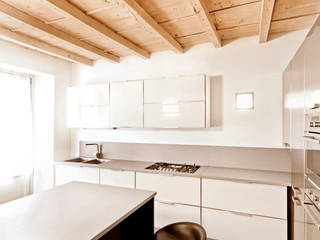 Appartamento in complesso restaurato, BRANDO concept BRANDO concept Nhà bếp phong cách tối giản