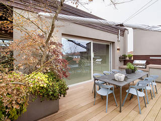 Attico mansardato, BRANDO concept BRANDO concept Moderner Balkon, Veranda & Terrasse Möbel