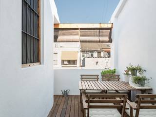 La rehabilitación de un pequeño loft con terraza en el Cabañal, amBau Gestion y Proyectos amBau Gestion y Proyectos Balcon, Veranda & Terrasse modernes