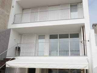 Casa das riscas brancas, GAAPE - ARQUITECTURA, PLANEAMENTO E ENGENHARIA, LDA GAAPE - ARQUITECTURA, PLANEAMENTO E ENGENHARIA, LDA Eclectic style houses