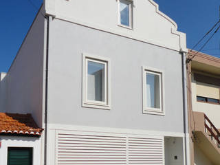 Casa das riscas brancas, GAAPE - ARQUITECTURA, PLANEAMENTO E ENGENHARIA, LDA GAAPE - ARQUITECTURA, PLANEAMENTO E ENGENHARIA, LDA Eclectic style houses