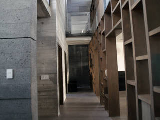 CASA MG, WRKSHP arquitectura/urbanismo WRKSHP arquitectura/urbanismo Corredores, halls e escadas modernos Madeira Acabamento em madeira