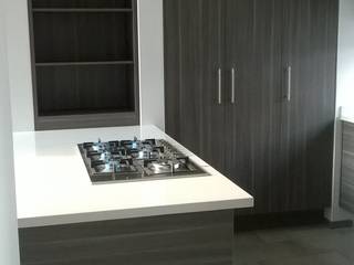 Cocina con cubierta de quarzo en tono blanco ártico , k4bim k4bim مطبخ المرو أو الكوارتز