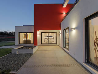 LUXHAUS Musterhaus Nürnberg, Lopez-Fotodesign Lopez-Fotodesign 모던스타일 발코니, 베란다 & 테라스 화이트