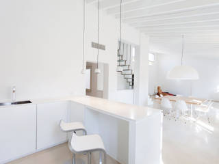 Penthouse HT Palma, ISLABAU constructora ISLABAU constructora Cocinas de estilo minimalista Blanco