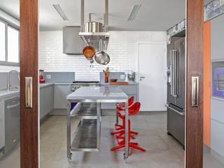 Residência Roverato, felipe torelli arquitetura e design felipe torelli arquitetura e design Modern Kitchen Synthetic Brown