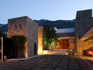 Casa Santa Clara, Portico Arquitectura + Construcción Portico Arquitectura + Construcción コロニアルな 家 石