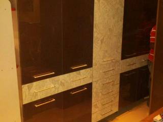 Wooden Wardrobes, S.R. Buildtech – The Gharexperts S.R. Buildtech – The Gharexperts Asian style living room