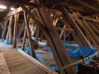 Sanierung der historischen Holzbalkendecke im Dachstuhl von Schloss Neuenhof, Dipl. Ing. Müller, Büro für Bauplanung und Sanierung Dipl. Ing. Müller, Büro für Bauplanung und Sanierung クラシカルな 壁&床 木 木目調