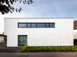 Wohnhaus Mondorf, Corneille Uedingslohmann Architekten Corneille Uedingslohmann Architekten Moderne Häuser Weiß