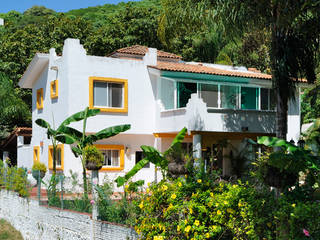 CASA UVIÑA, Excelencia en Diseño Excelencia en Diseño Colonial style house Bricks White
