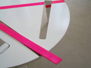 Foldable - side table, Studio Isabel Quiroga Studio Isabel Quiroga Minimalist living room Plywood White