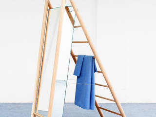 Standing Reflection, LUCAS & LUCAS LUCAS & LUCAS Modern dressing room Wood Wood effect