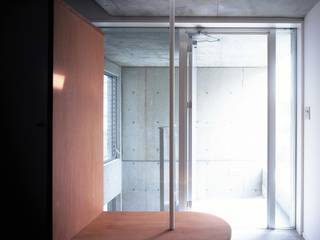 板の家, スズケン一級建築士事務所/Suzuken Architectural Design Office スズケン一級建築士事務所/Suzuken Architectural Design Office Corredores, halls e escadas minimalistas