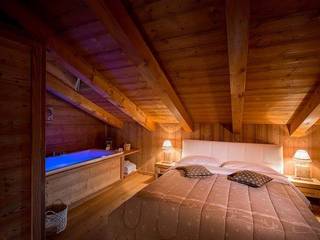 Appartamento in stile montano, Sangineto s.r.l Sangineto s.r.l Camera da letto in stile rustico Legno Effetto legno
