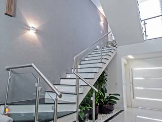 Casa 55, Patrícia Azoni Arquitetura + Arte & Design Patrícia Azoni Arquitetura + Arte & Design Modern corridor, hallway & stairs