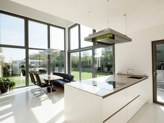 Smart Home 2KR, in_design architektur in_design architektur Modern Dining Room