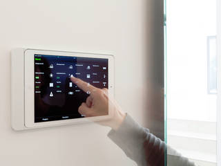 Bedienung Smart Home im Eingangsbereich in_design architektur Modern Corridor, Hallway and Staircase Hand,Ausgabegerät,Rechner,Persönlicher Computer,Ärmel,Kommunikationsgerät,Geste,Gadget,Finger,Flachbildschirm