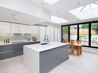 White and Grey High Gloss - Wrap around stone on island, Kitchen Co-Ordnation Kitchen Co-Ordnation Moderne Küchen Fliesen