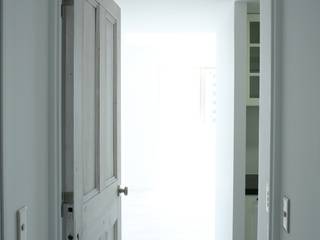 白い空間, 英国ヴィンテージドア専門ショップ「REANT」 英国ヴィンテージドア専門ショップ「REANT」 Eclectic style doors Wood Wood effect