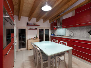 ROSSO CHE PASSIONE, falegnameria Cortinovis Lorenzo dei f.lli Cortinovis Ivano e Maria s.n.c. falegnameria Cortinovis Lorenzo dei f.lli Cortinovis Ivano e Maria s.n.c. Modern style kitchen