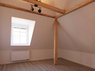 Dachgeschossausbau, tbia - Thomas Bieber InnenArchitekten tbia - Thomas Bieber InnenArchitekten Moderne Schlafzimmer
