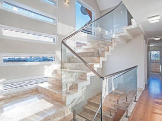 Casa 581, Patrícia Azoni Arquitetura + Arte & Design Patrícia Azoni Arquitetura + Arte & Design Modern corridor, hallway & stairs Marble