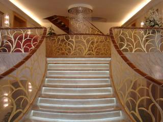 Spezialanfertigung für eine Luxusvilla im Süden Wiens, LIGÉS LIGÉS Couloir, entrée, escaliers originaux Synthétique Marron