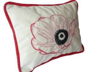 Coussin avec coquelicot broderie perlée de Lunéville et point de Beauvais, Valérie Hacquin Créations Valérie Hacquin Créations Salon classique Textile Ambre/Or