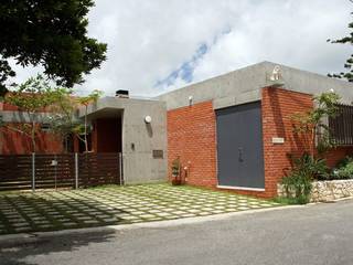沖縄県産煉瓦の家, 仁設計 仁設計 Tropical style garage/shed Tiles
