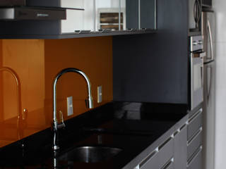 Cozinha para o Homem Solteiro, Suelen Kuss Arquitetura e Interiores Suelen Kuss Arquitetura e Interiores Modern kitchen Glass Grey