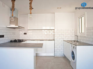 Reforma integran en ático de calle Navas de Tolosa en Barcelona, Grupo Inventia Grupo Inventia Modern kitchen Tiles