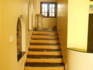 Yusuf Karim House Pics in Althino, Rita Mody Joshi & Associates Rita Mody Joshi & Associates Modern corridor, hallway & stairs