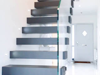 Floating tread staircase with frameless glass balustrade, Railing London Ltd Railing London Ltd 現代風玄關、走廊與階梯