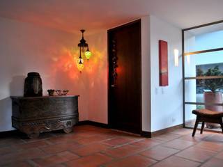 Casa Restrepo Botero, WVARQUITECTOS WVARQUITECTOS Classic style corridor, hallway and stairs