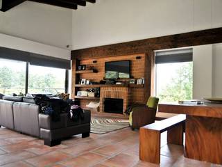 Casa Restrepo Botero, WVARQUITECTOS WVARQUITECTOS Classic style living room