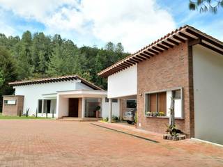 Casa Restrepo Botero, WVARQUITECTOS WVARQUITECTOS Classic style houses