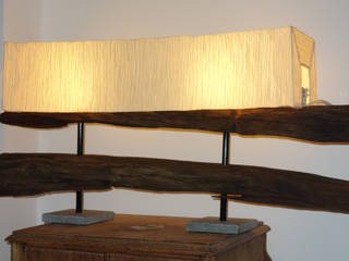 Tischlampe aus 2 alten Holzbalken, Meister Lampe Meister Lampe Salones rústicos rústicos Madera Acabado en madera