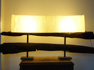 Tischlampe aus 2 alten Holzbalken, Meister Lampe Meister Lampe Salones rústicos rústicos Madera Acabado en madera