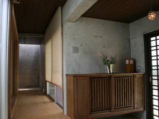 沖縄県産煉瓦の家, 仁設計 仁設計 Classic style corridor, hallway and stairs Limestone