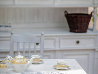 Weiße Landhausmöbel im Shabby Chic, Massiv aus Holz Massiv aus Holz Mediterranean style dining room Solid Wood White