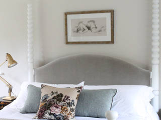 Coniston poster bed with upholstered headboard, TurnPost TurnPost Cuartos de estilo clásico